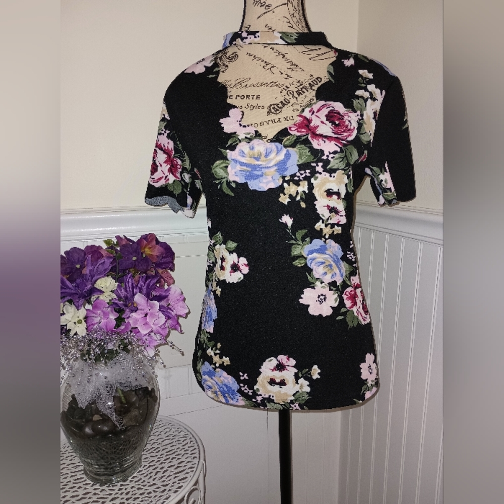 Women's Shein Short Sleeve Black Floral Top With Scalloped Neckline Size 8/10